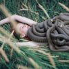 В канаве лежала женщина, ее нежное тело обвивали змеи. Даже полицейские опасались подойти к ней – а спустя мгновение все попадали от увиденного